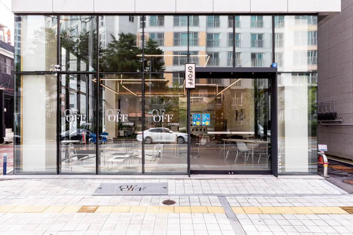 통유리로 완성한 모던 미니멀 카페 OFOFF